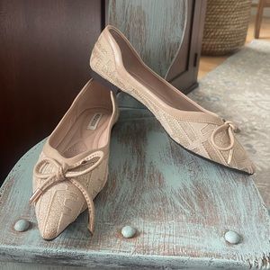 Mingfeidi Women’s SIZE 6 Bone and Gold Pointed Tow Flats NWOT